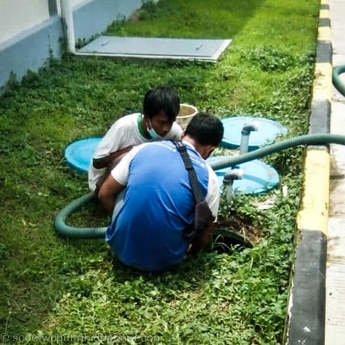 Teknisi Sedang Bekerja